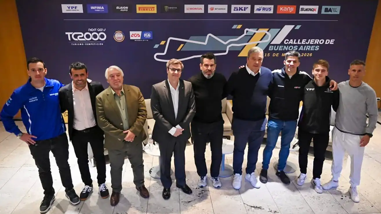 Los participantes en la presentación, con Pernía en primer lugar desde la derecha.