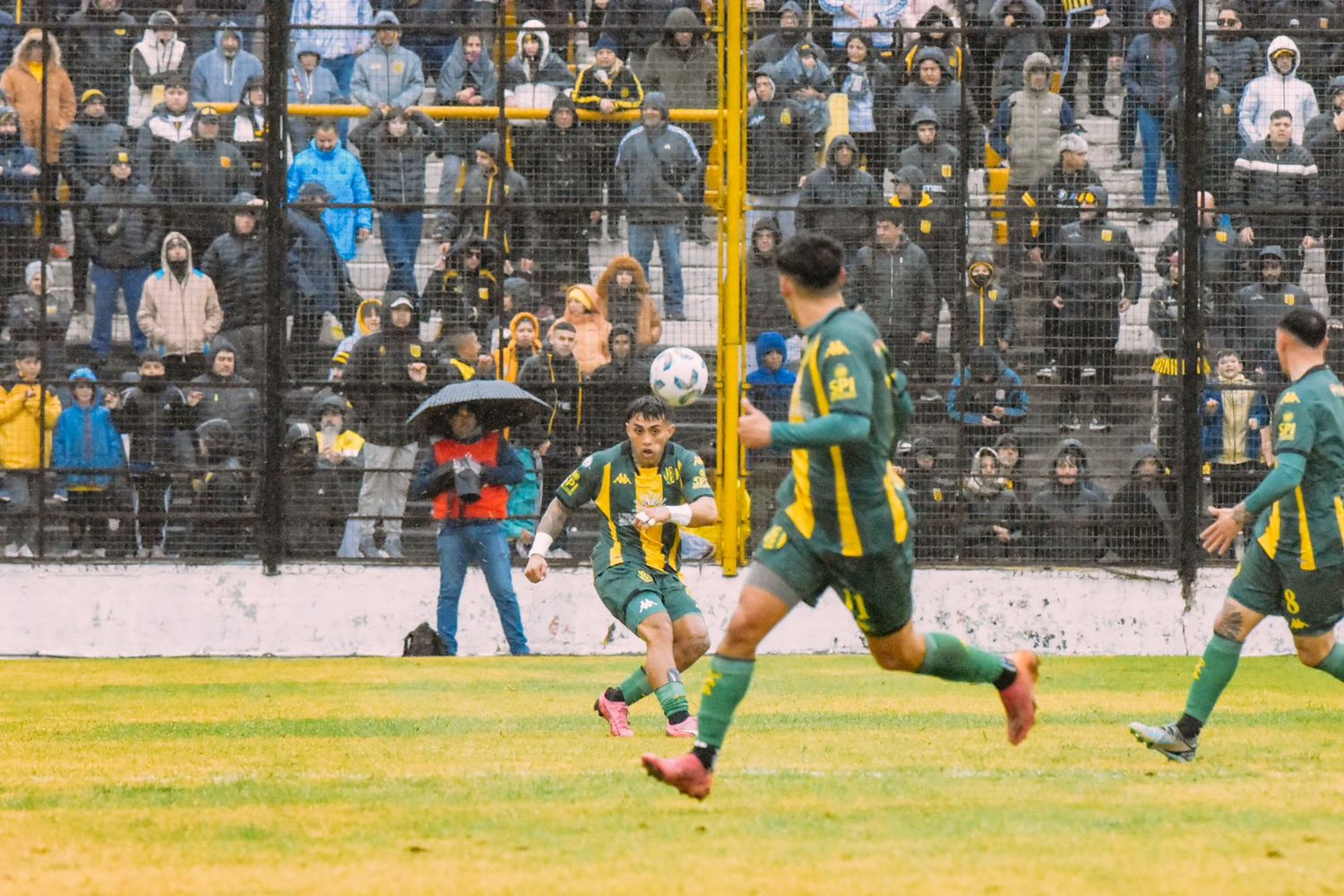 Rodrigo González ejecutando un pase (Foto: Prensa Aldosivi)