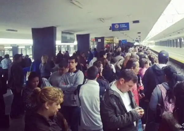 Trenes: Demoras en la Línea Sarmiento por conflicto gremial