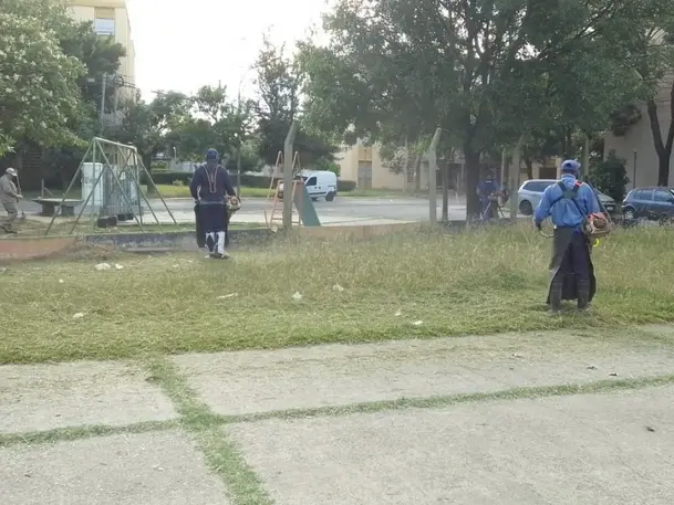 El municipio continuará esta semana con las tareas de desmalezado en la vía pública y espacios verdes
