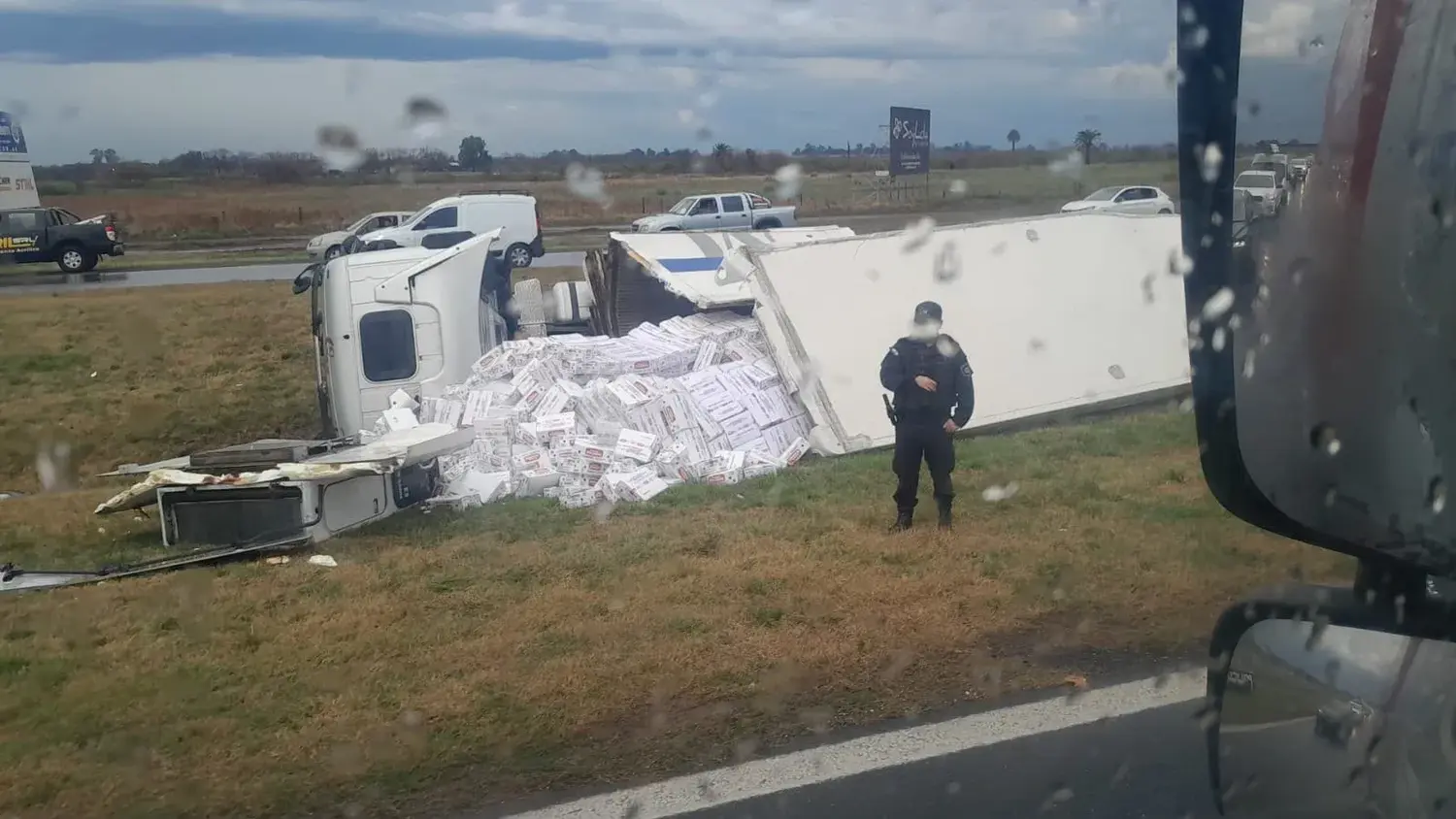 Volcó un camión con productos lácteos en la autopista Rosario-Córdoba durante el temporal
