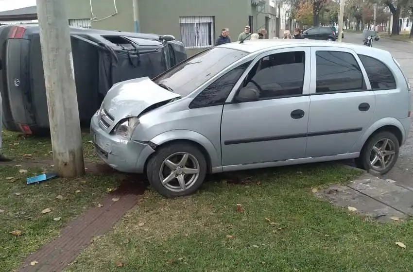 Choque y vuelco zona norte: fuerte colisión entre dos vehículos deja a dos personas heridas