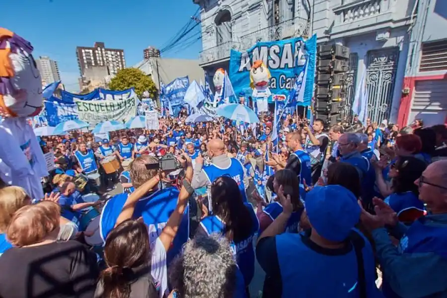 Los docentes cobraron los haberes descontados y el pago del incremento salarial