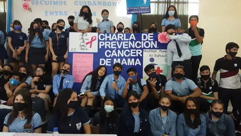 Concientización sobre el cáncer de mama entre estudiantes secundarios