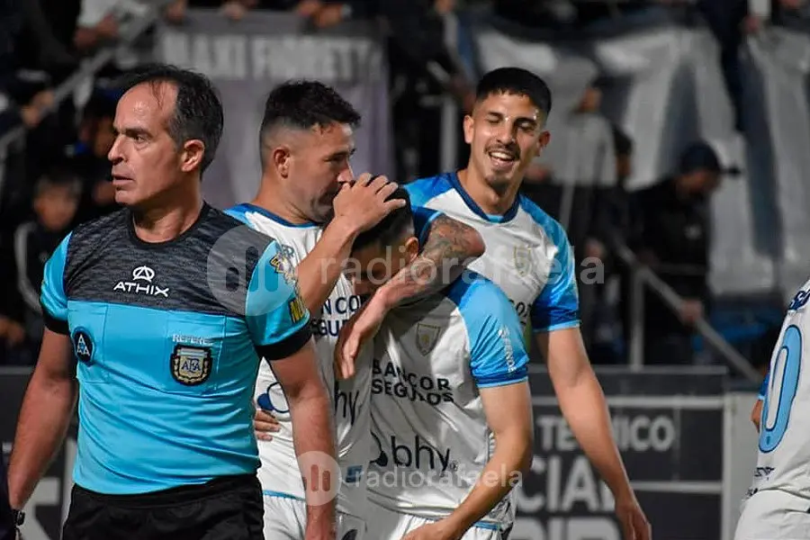 Atlético volvió de Mendoza sin ganar y decepcionado por el arbitraje