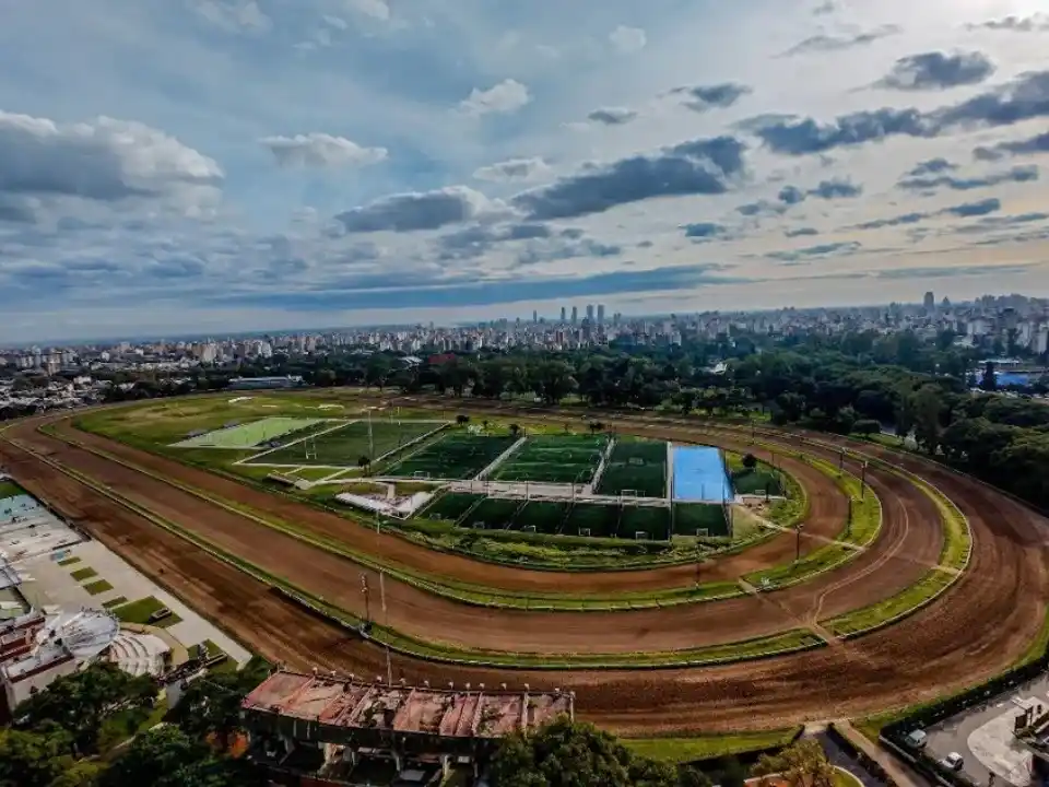 Schmuck apunta contra el peronismo y Ciudad Futura por frenar el centro de alto rendimiento en el Hipódromo.