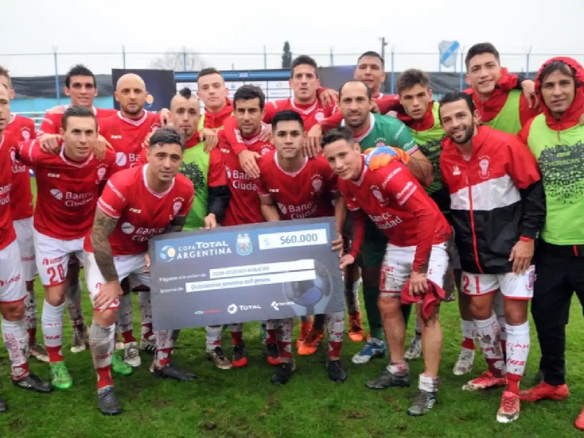 Huracán mantuvo la ventaja y avanzó