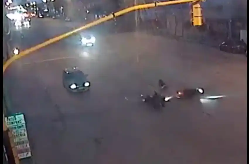 Imprudente: quiso girar a la izquierda y chocó a otra moto de manera insólita