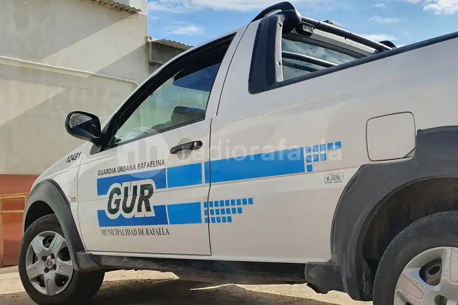 Lo vieron saltando de un tapial con caños galvanizados y un regulador de gas