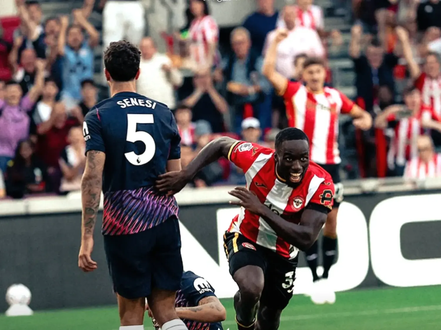 Marcos Senesi debutó como titular en un Tottenham que gastó millones pero volvió a caer