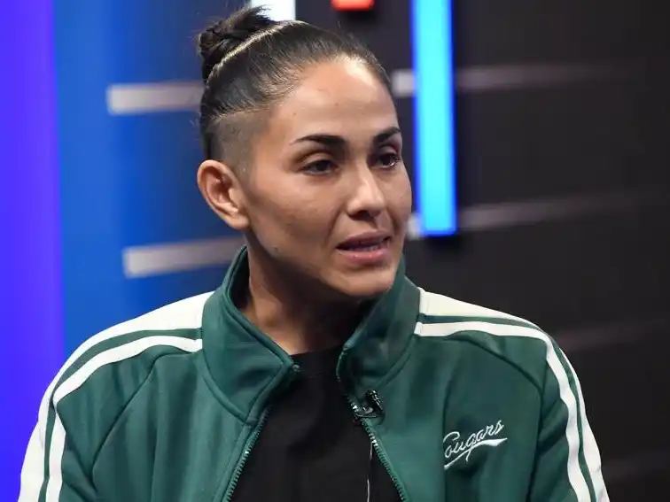 Rocío Morales, la primera mujer DT en dirigir un equipo de fútbol masculino: el Villa Paulina de Frías. Foto: Infobae