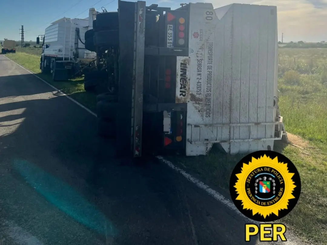 Vuelco de un acoplado en la ex Ruta 18: solo daños materiales