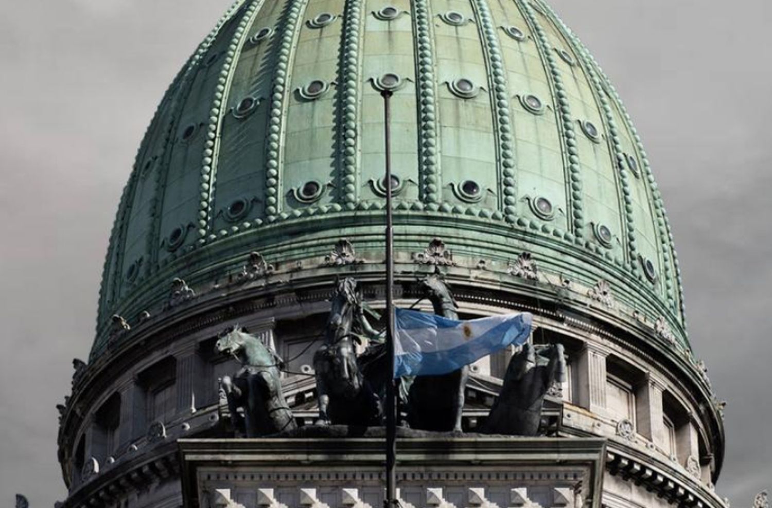 El Congreso, con la bandera a media asta por la muerte de Hebe de Bonafini