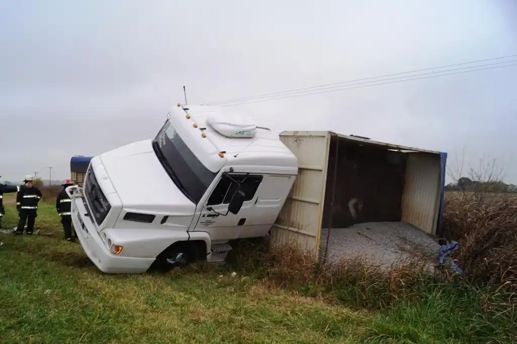 Chofer tandilense intervino en  un accidente en las rutas 5 y 51