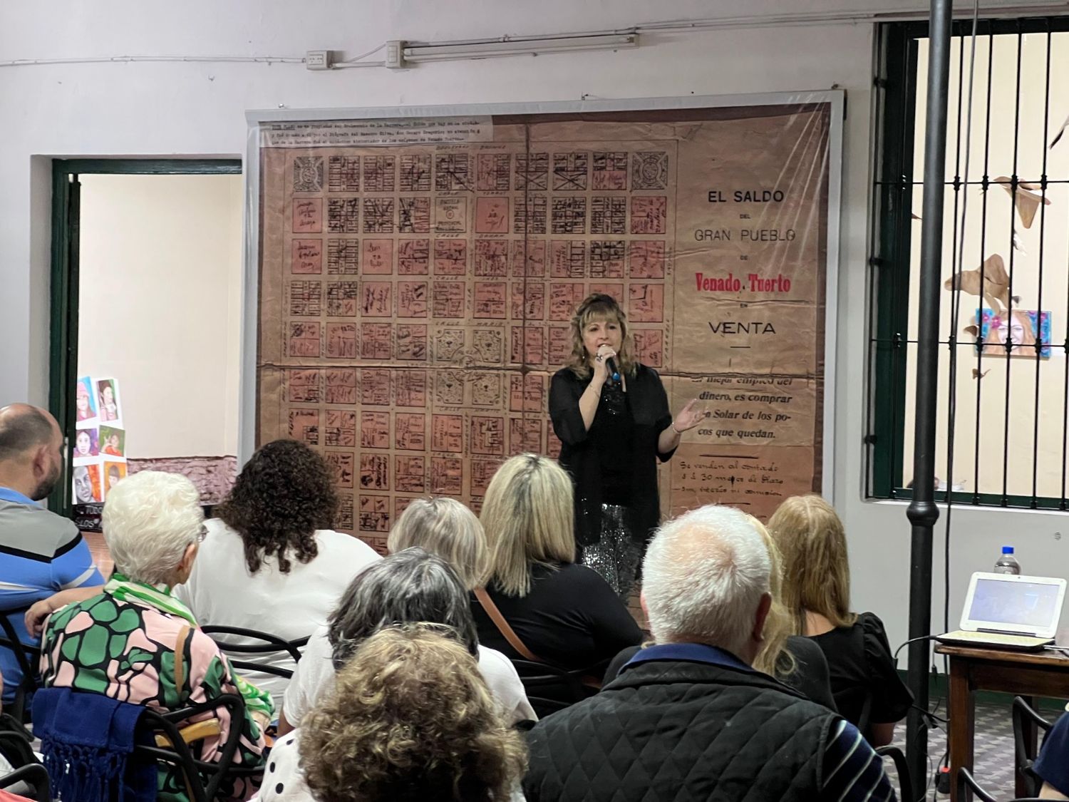 Rossana Münger en la presentación de su muestra.