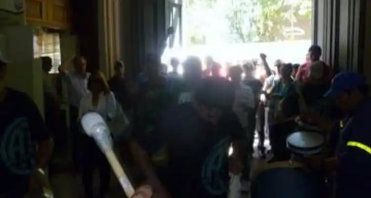 Toman la Municipalidad por tiempo indeterminado