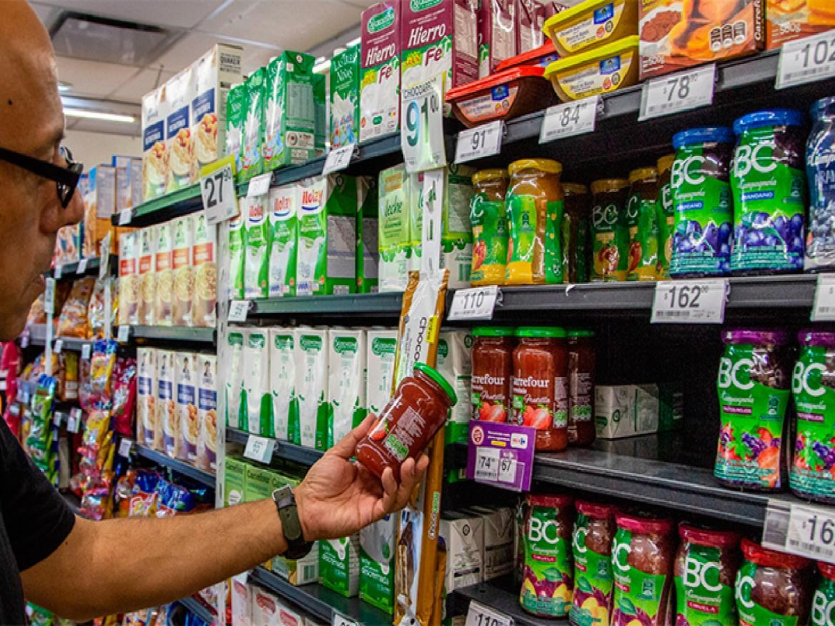 La canasta básica alimentaria subió 5,1% en diciembre y acumuló incremento de 45,5% en 2020