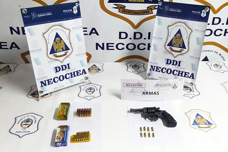 Con un revólver le apuntó a un menor