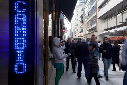 El dólar blue sigue subiendo y otra vez se acerca a los 15 pesos