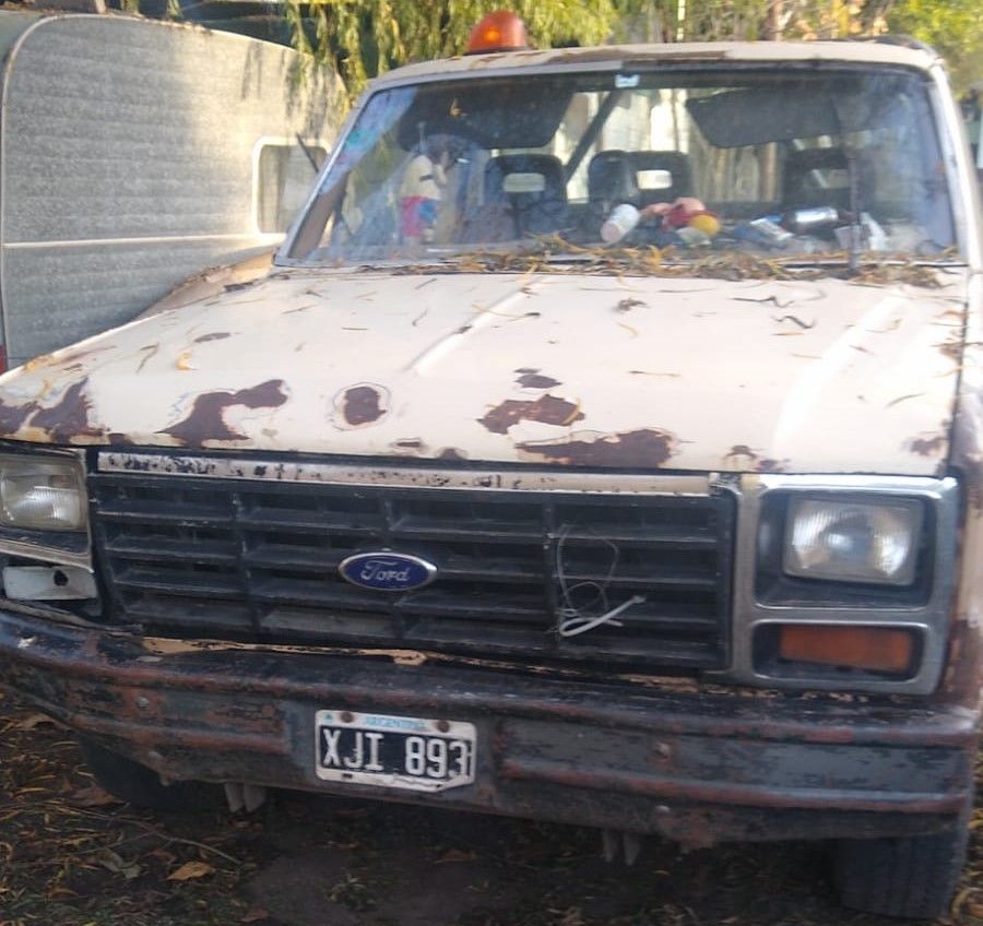 La camioneta donde encontraron sin vida a un hombre de 45 años oriundo de Rosario.