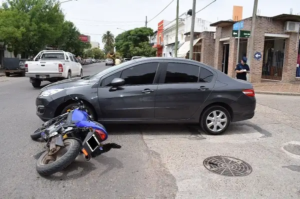 Un madre y su hijo se accidentaron en moto