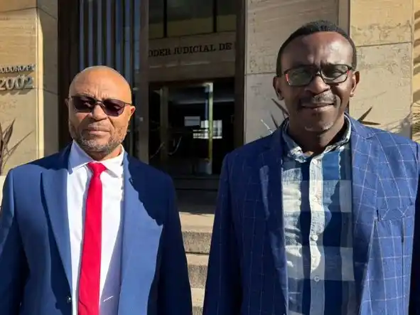 Denuncia. Cartagena Lagar y Piño Huesca frente a los tribunales de Comodoro Py.