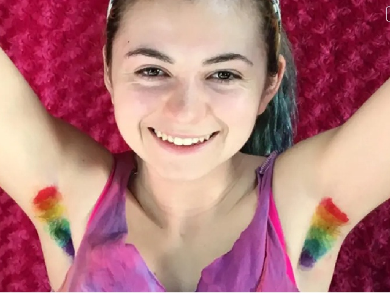 Axilas unicornio: la moda de dejarse crecer los pelos y teñirlos de colores