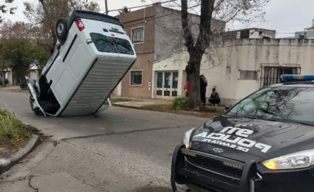 Rosario: espectacular choque y vuelco en barrio Belgrano