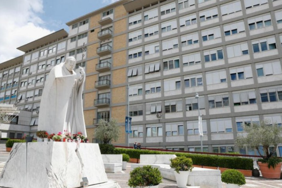 El Papa se recupera de su operación pero no dará la bendición del domingo