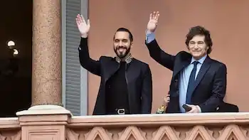 Milei se reunió con Bukele y saludaron desde el balcón de la Casa Rosada