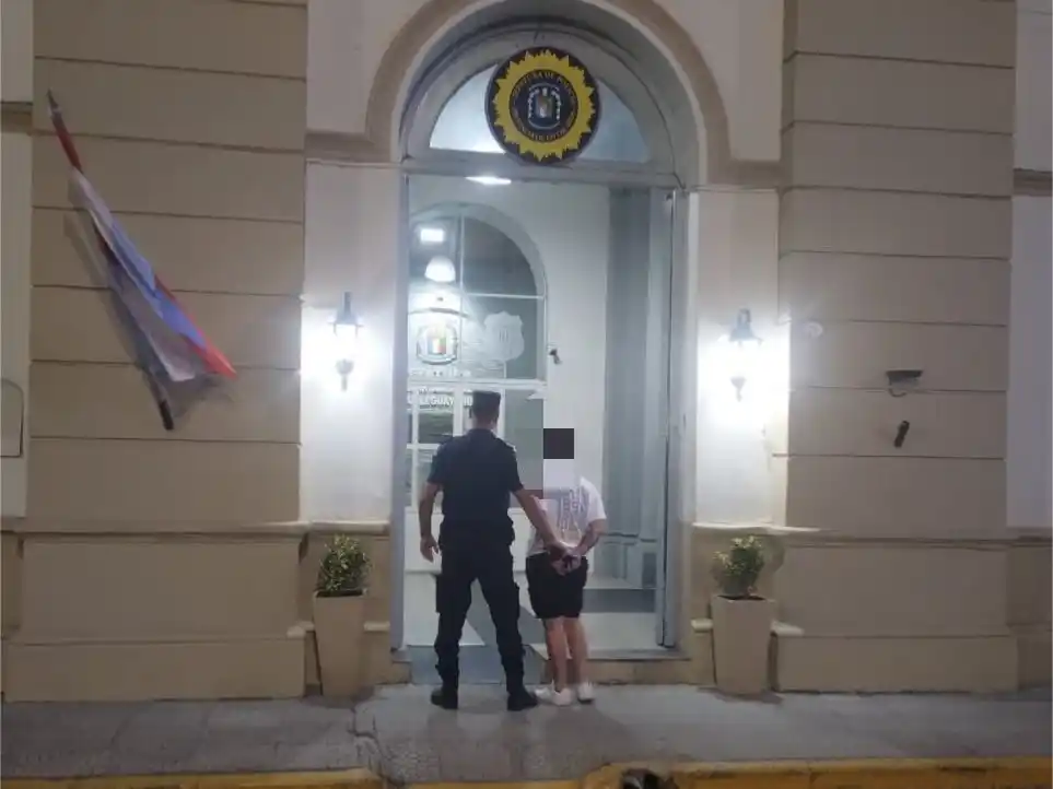 Lo sorprendieron en plena madrugada mientras intentaba abrir un auto cerca de un boliche