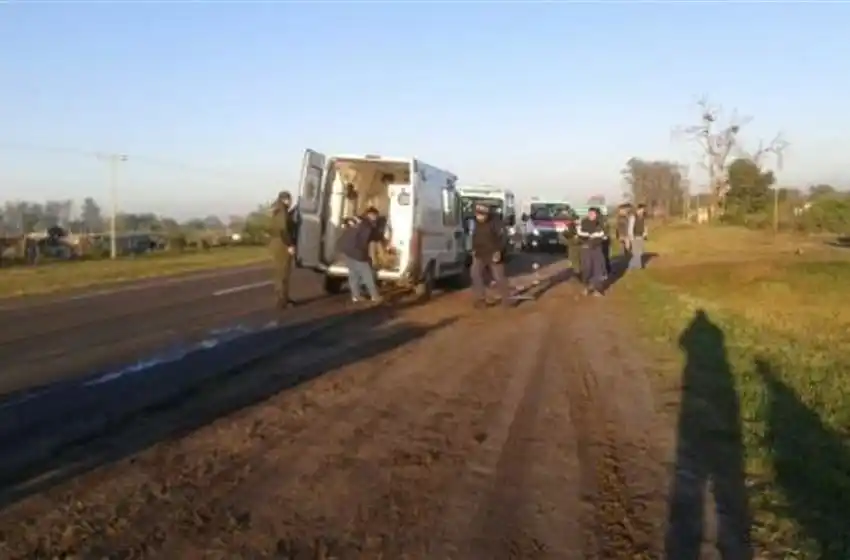 Un joven de 25 años falleció tras colisionar contra una alcantarilla