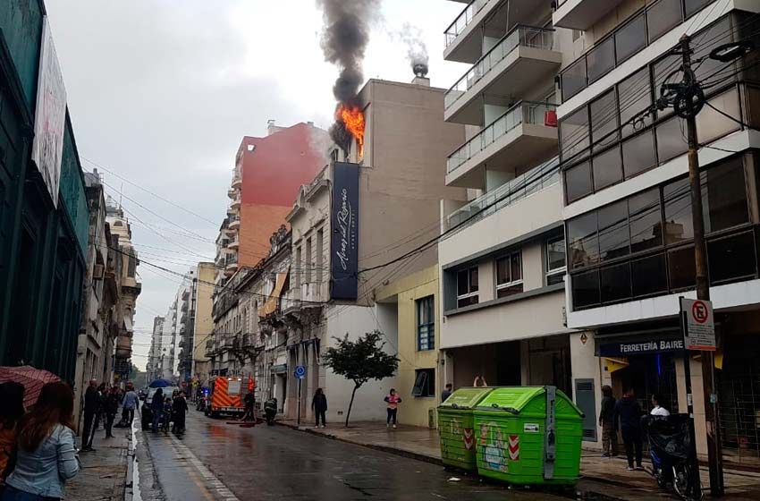 Incendio en un hotel de Buenos Aires al 1000: bomberos evacuan el lugar