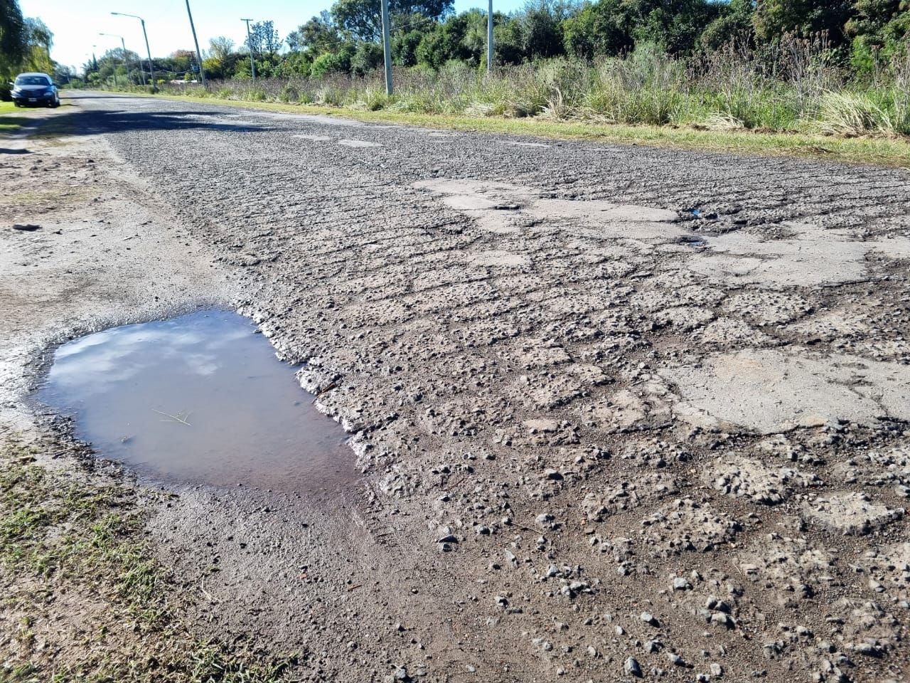 Intransitable: así está el camino al Aeroclub que los radicales piden repavimentar.
