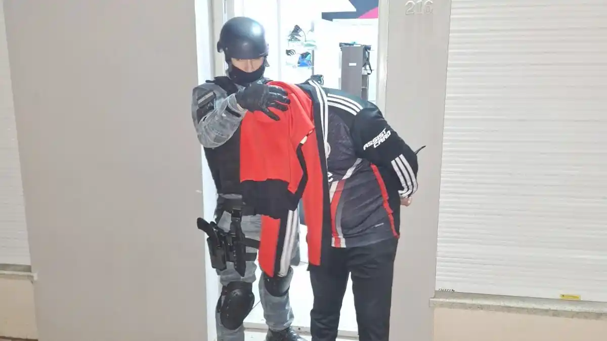 El hombre fue detenido tras la incautación 251 dosis de cocaína.