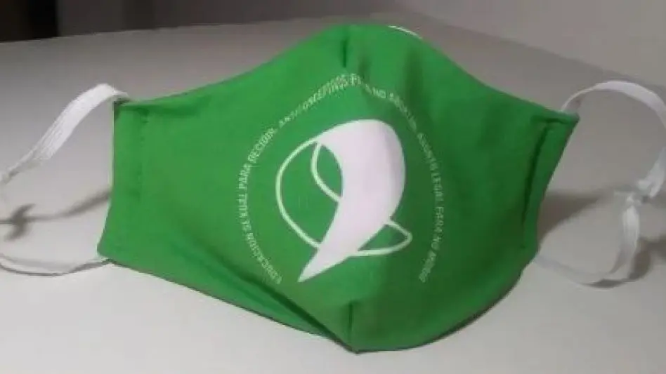 Joven atacada por llevar un barbijo del aborto: "Nadie intervino para sacármelos de encima"