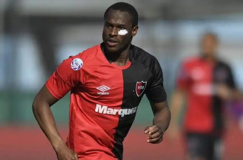 Leal viajó a África para jugar con su selección en la fecha FIFA