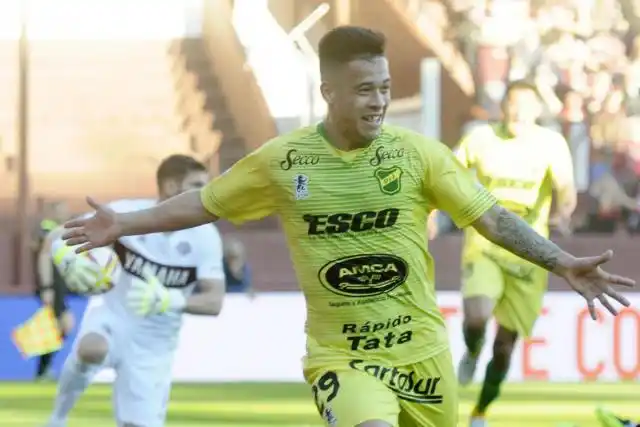 Un gol olímpico y un penal dudoso sellaron el empate entre Defensa y Justicia y Atlético Tucuman