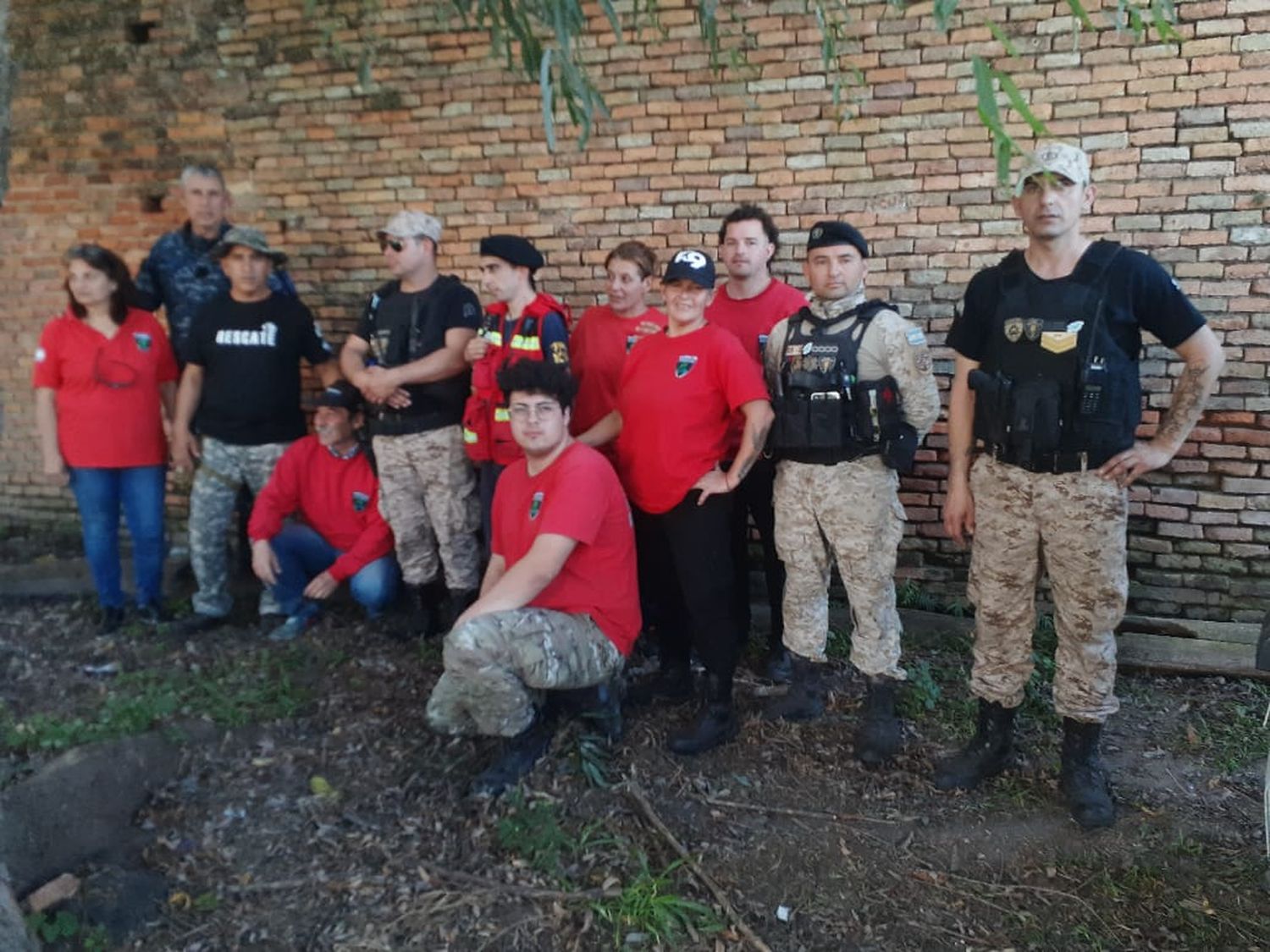 Miembros de K9 Gualeguay junto a integrantes de otras fuerzas.