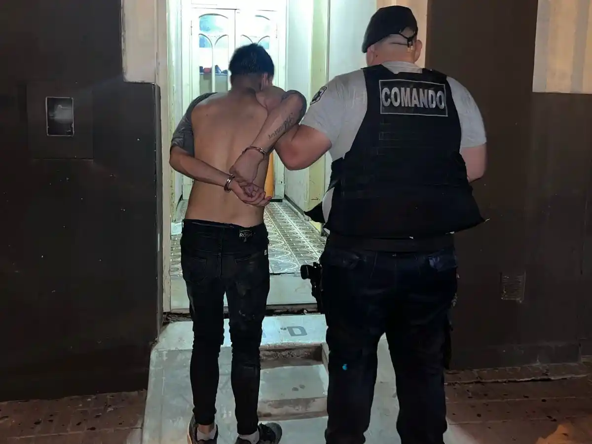 Atrapó a un ladrón en la puerta de su casa: se estaba llevando una Play 4, un reloj y una pulsera