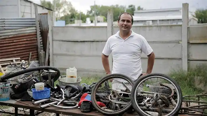 Golpearon al hijo, los perdonó y puso una bicicletería para sacarlos de la calle   