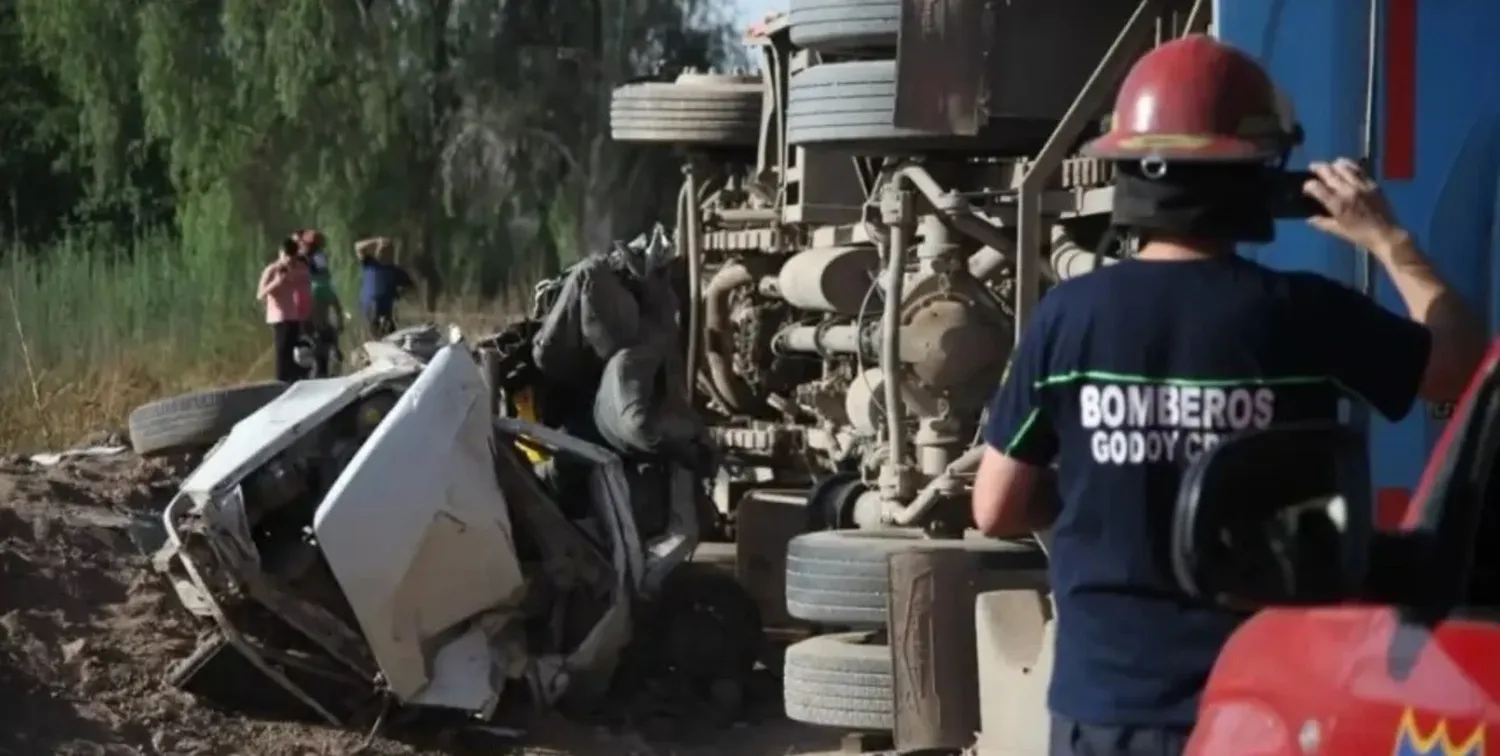 A raíz del fuerte impacto, el colectivo terminó volcado sobre un costado, en la calzada de la calle Santa Rita; mientras que el auto resultó completamente destruido sobre la banquina.