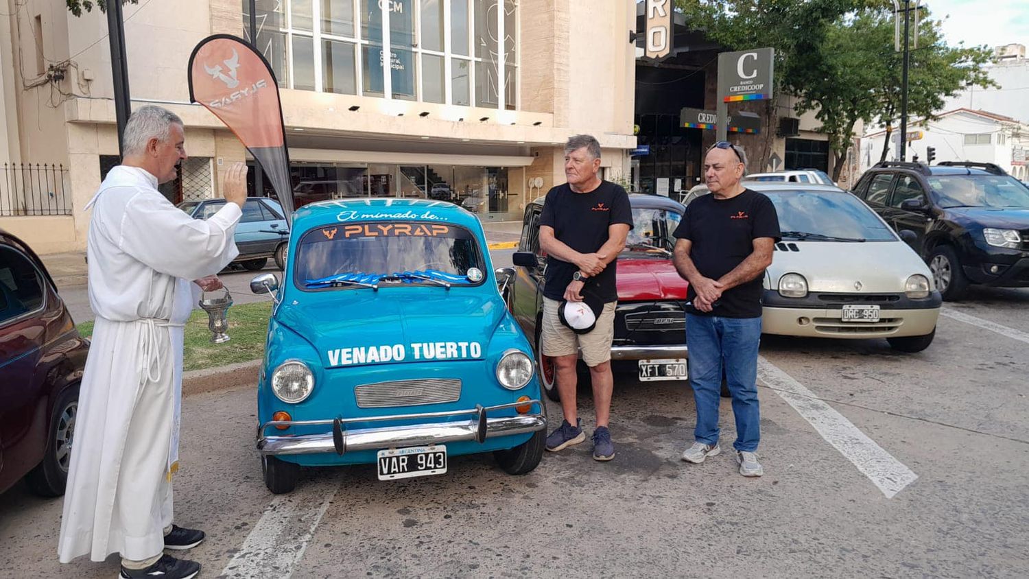 Antes de partir, los piltos y el auto fueron bendecidos