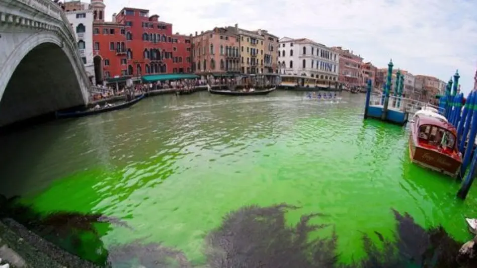 Las aguas de Venecia teñidas de verde: la intervención artística se repite 55 años después