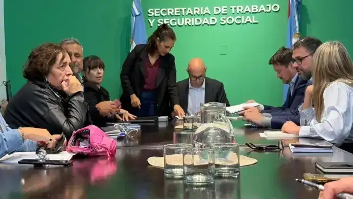 El Gobierno provincial convocó a estatales y docentes a una mesa paritaria