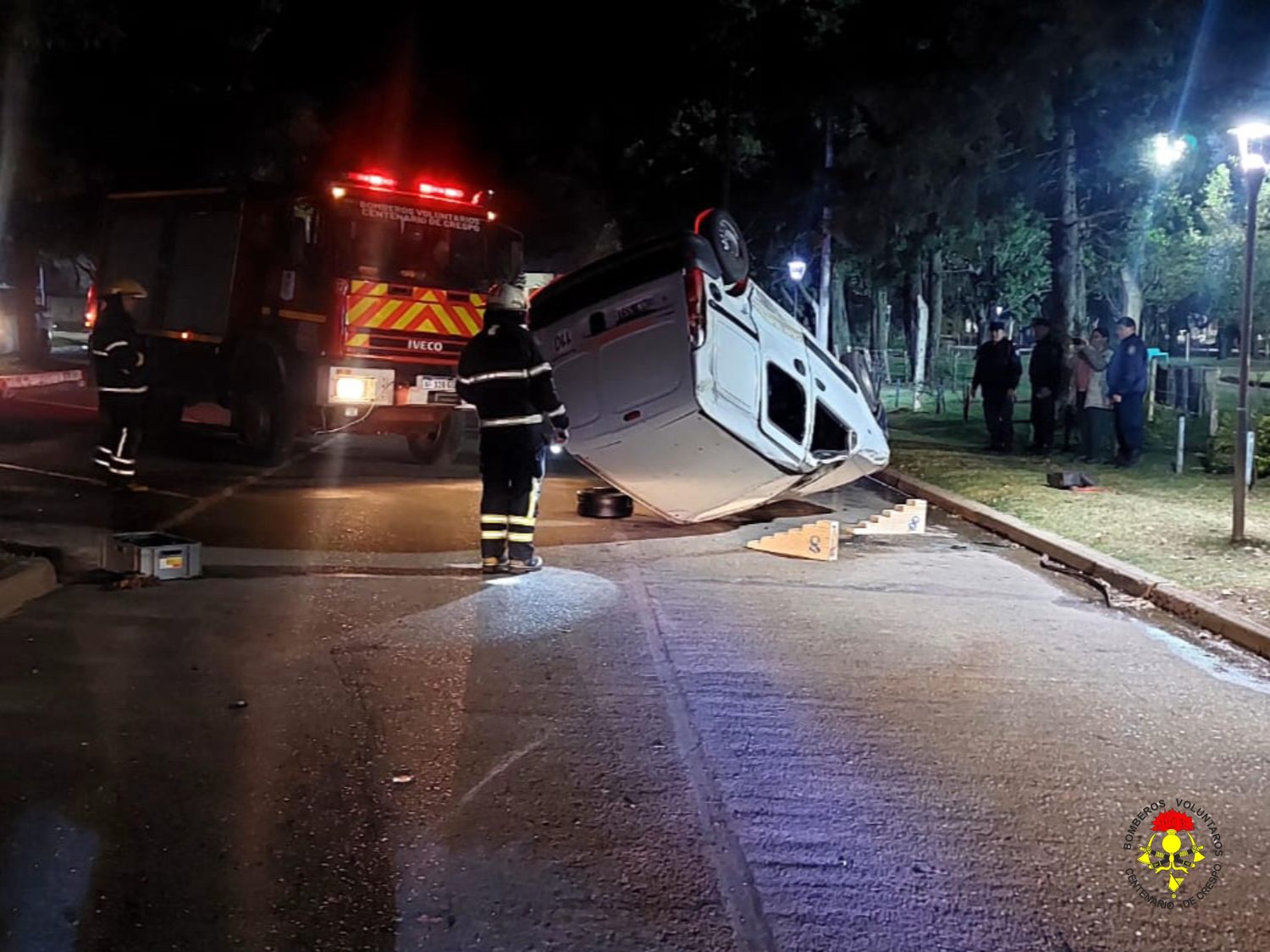 Siniestro vial en Crespo: un utilitario volcó tras una colisión en Avda. Seri y Moreno