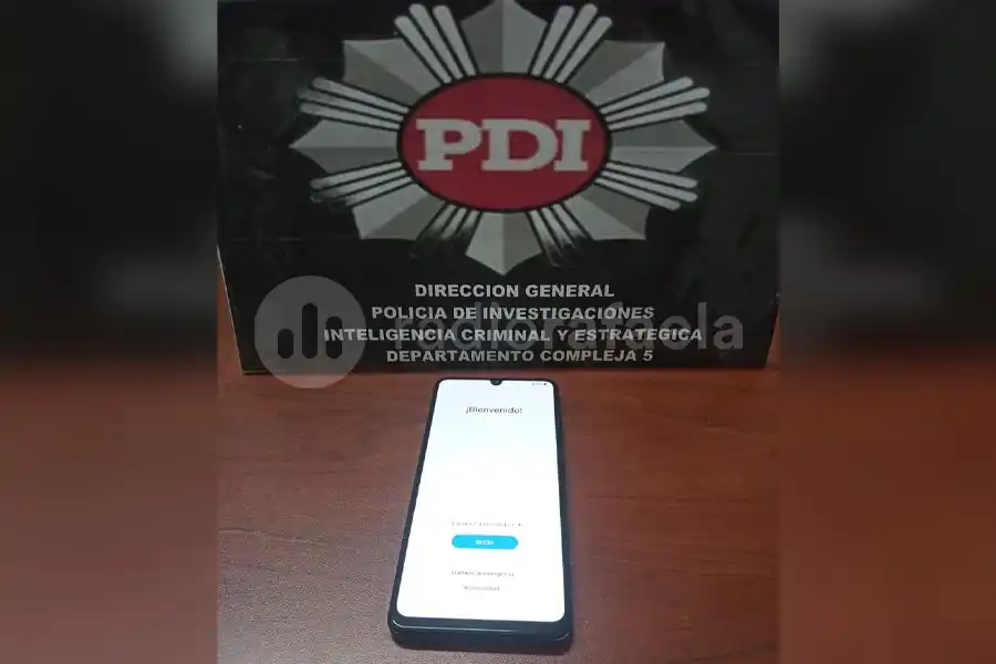 Encontró un teléfono y no pudo dar con quien lo había perdido: terminó siendo buscado por la policía