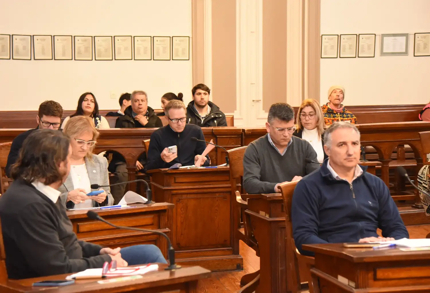 A pesar del acalorado debate, la autorización para contratar mano de obra que termine 6 casas salió por unanimidad.