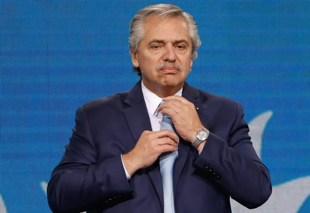 Alberto Fernández presentó a su nuevo perro y generó confusión por un comentario sobre su salud
