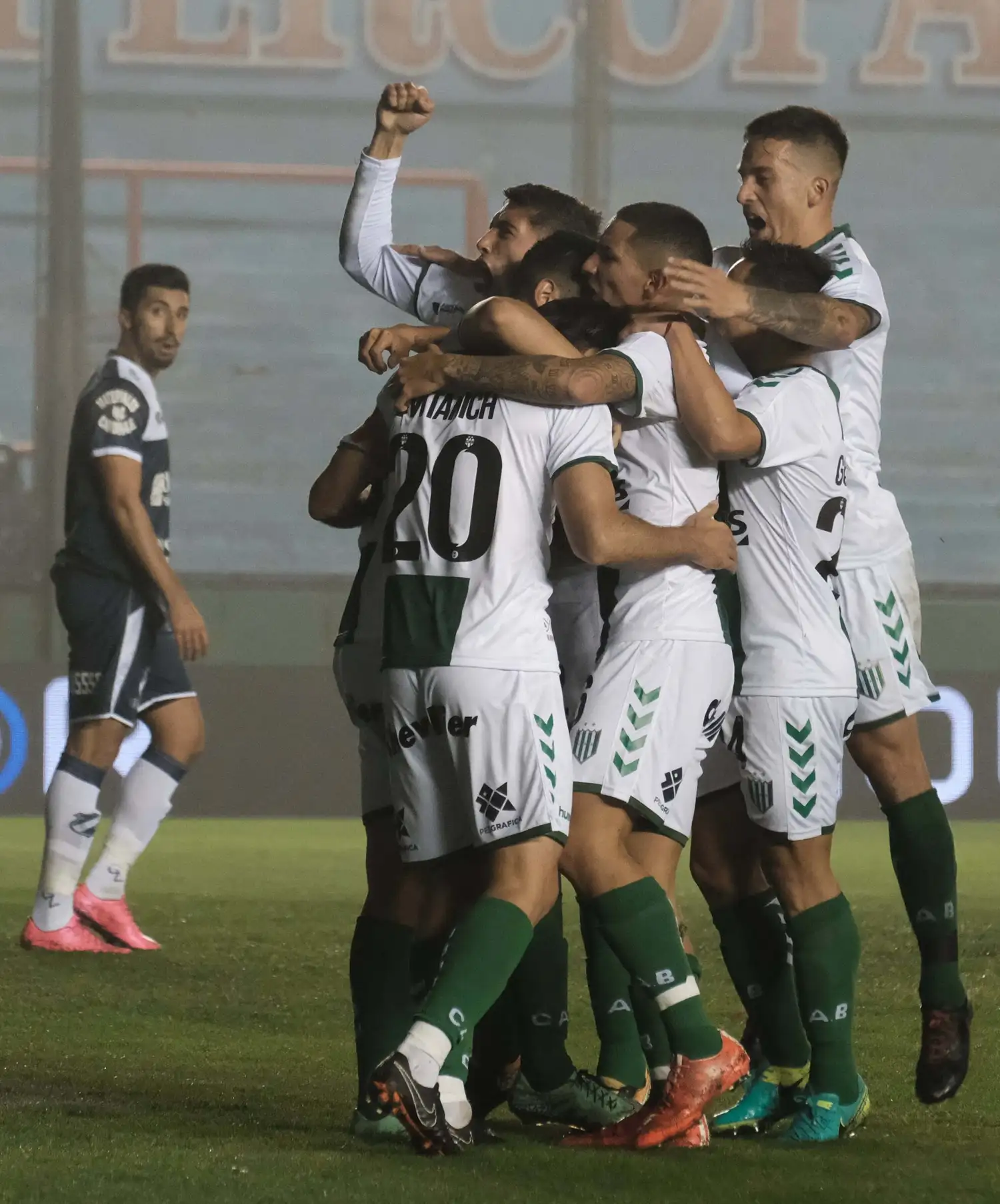 En Uruguay, Banfield va por una alegría necesaria